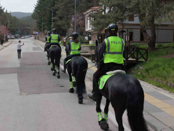 Atlı Polis ekiplerine Kızılcahamam’da yoğun ilgi