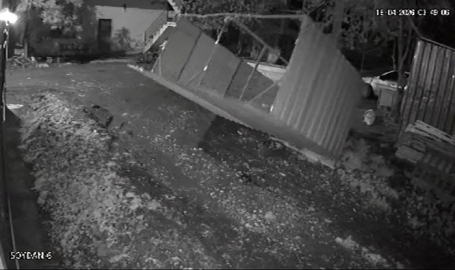 Kuvvetli fırtınanın tavuk kümesini uçurduğu o anlar kamerada