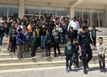 Nusaybin’de polis ile öğrenciler arasında yürek ısıtan görüntü