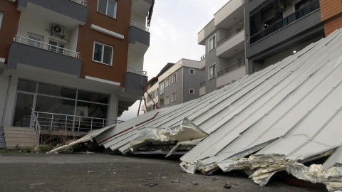 Fırtınanın uçurduğu çatı araçlara zarar verdi: O anlar kamerada