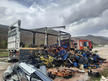 Tokat’ta çilek yüklü kamyon yandı