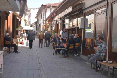 Ölen müşterilerinin hatıralarını kıraathanenin duvarında yaşatıyor