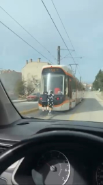 Tramvayın arkasına tutunan patenli çocukların tehlikeli yolculuğu