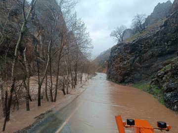 Munzur Nehri taştı, Tunceli-Ovacık yolunda ulaşım durduruldu
