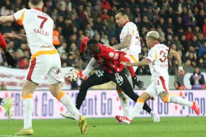 Trendyol Süper Lig: Gençlerbirliği: 0 - Galatasaray: 2 (İlk yarı)