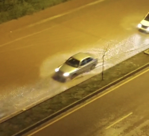 Adana’da şiddetli yağmur cadde ve sokakları göle çevirdi