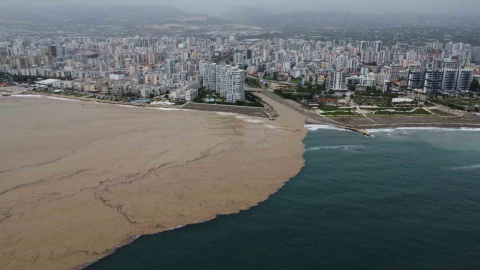 Yaylalardaki sel dereleri coşturdu, Akdeniz’i kahverengiye bürüdü