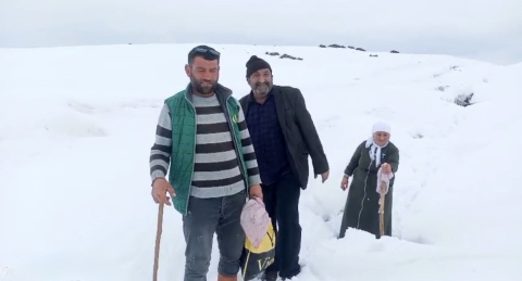 Ağrı’da Nisan karı köy yollarını kapattı