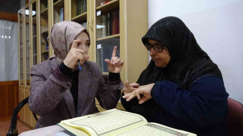İşitme engelli kadınlar işaret diliyle Kur’an-ı Kerim öğreniyor