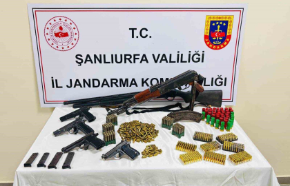 Evden çok sayıda silah, fişek ve mermi çıktı