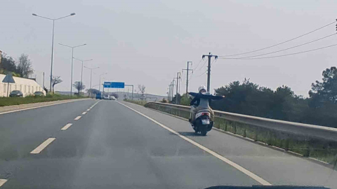 Kırıkkale’de motosiklette kasksız çocuğun tehlikeli yolculuğu kamerada