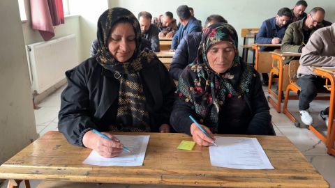 Meralardan sınıflara: Yüksekovalı çiftçiler bu kez sıralarda ter döktü