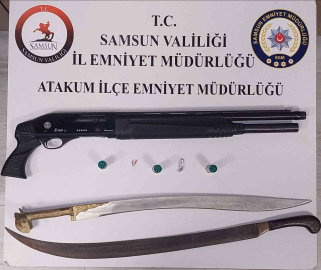 Atakum’da ruhsatsız silah ve kılıç ele geçirildi