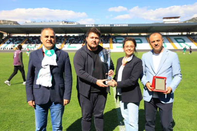 Muğlaspor Masa Tenisi Takımı şampiyonluk kupasını kaldırdı