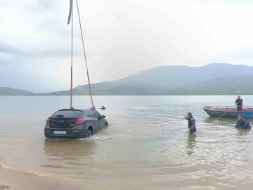 Siirt’te otomobil baraj gölüne düştü