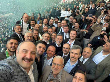 TBMM Komisyon Başkanı Mustafa Varank Varank, Bursa protokolüyle şampiyonluğu kutladı