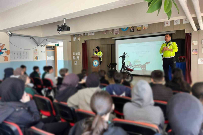 Kemah’ta öğrenci ve öğretmenlere trafik eğitimi verildi