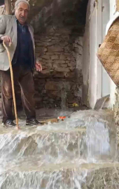 Bahçesaray’da dağlarda kar, mahallede sel