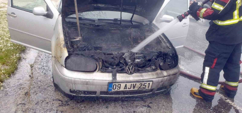 Seyir halindeki otomobil alev aldı