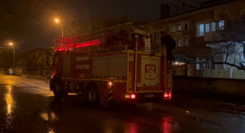 Erzincan’da mahsur kalan kedi itfaiye ekiplerince kurtarıldı