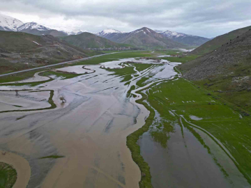 Bitlis’teki Güzeldere Menderesleri adeta doğal göl oldu