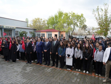 Iğdır’da haftanın ilk eğitim gününde protokol öğrencilerle buluştu