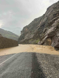Derecik-Şemdinli kara yolu 2 gündür kapalı