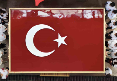 Geleneksel yöntemlerle dev Türk bayrağı yapıldı