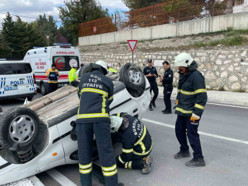 Takla atan otomobildeki 2 kişi yaralandı