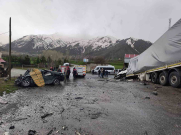 Tatvan’da tırla otomobil çarpıştı: 2 ölü, 1 yaralı