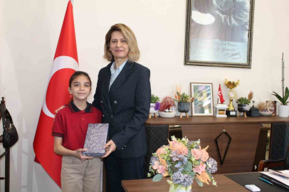 Altıntaş’ta çevreye duyarlı minik öğrenci ödüllendirildi