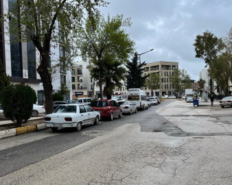 Refüj dibine park edilen araçlar pes dedirtiyor