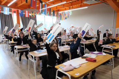 Türk ve Rus öğrenciler aynı masada