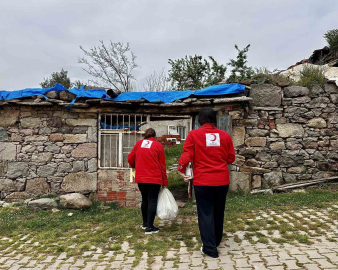 Türk Kızılay Manisa, 3 mahallede gıda kolisi dağıttı