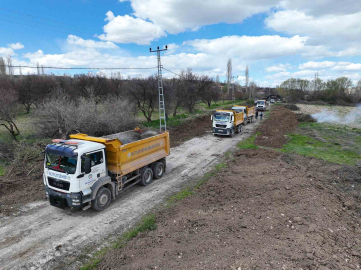 Malatya Büyükşehir Belediyesi Akçadağ’da grup yolunu yeniliyor
