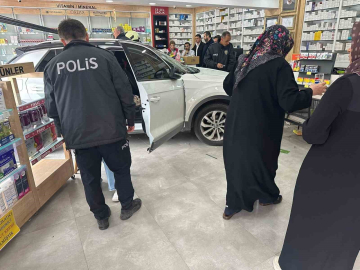 Kontrolden çıkan otomobil eczaneye daldı: 1 yaralı