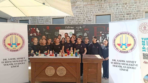 Edirne’de geleceğin aşçıları, içecek yarışmasında hünerlerini sergiledi