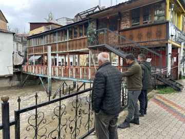 Çatak’ta aşırı yağış nedeniyle köprü ve üstündeki kafe tedbiren kapatıldı