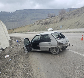 Kontrolden çıkan otomobil istinat duvarına çarptı: 1 yaralı