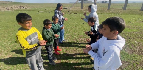 Ağrı’da köy çocukları geleneksel oyunlarla büyüyor