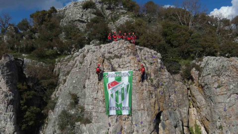 Kurtarma ekipleri, Bursaspor bayrağını zirvede dalgalandırdı