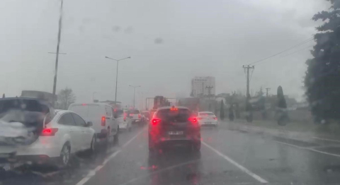 Diyarbakır’da sağanak ve dolu yağışı etkili oldu