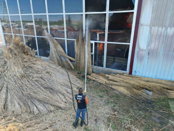 Fabrika yangınında duman ve alevler metrelerce yükseğe çıktı