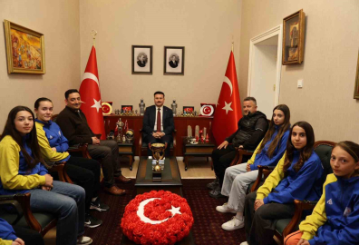 Gökçeada’nın şampiyon kızları kaymakamlık makamında ağırlandı