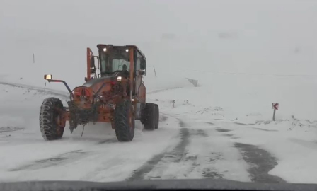 Ardahan’ın yüksek kesimlerinde kar ve tipi ulaşımı aksatıyor