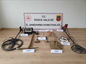 Kaçak kazı yaparken jandarmaya suçüstü yakalandılar