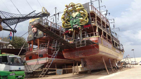 Turizm sezonu öncesi gezi tekneleri bakıma alındı