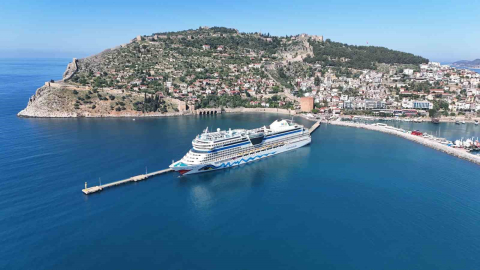 Alanya’ya lüks kruvaziyer ile 2 bin turist geldi