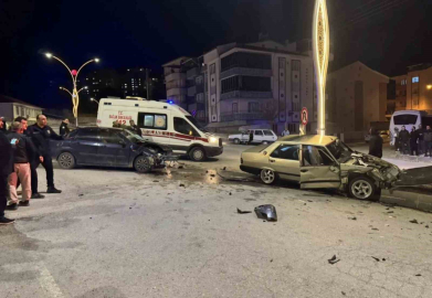 Emet’te iki araç çarpıştı: 2 yaralı