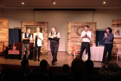 İncirliova’da Kim Haklı adlı tiyatro izleyicilerden tam not aldı